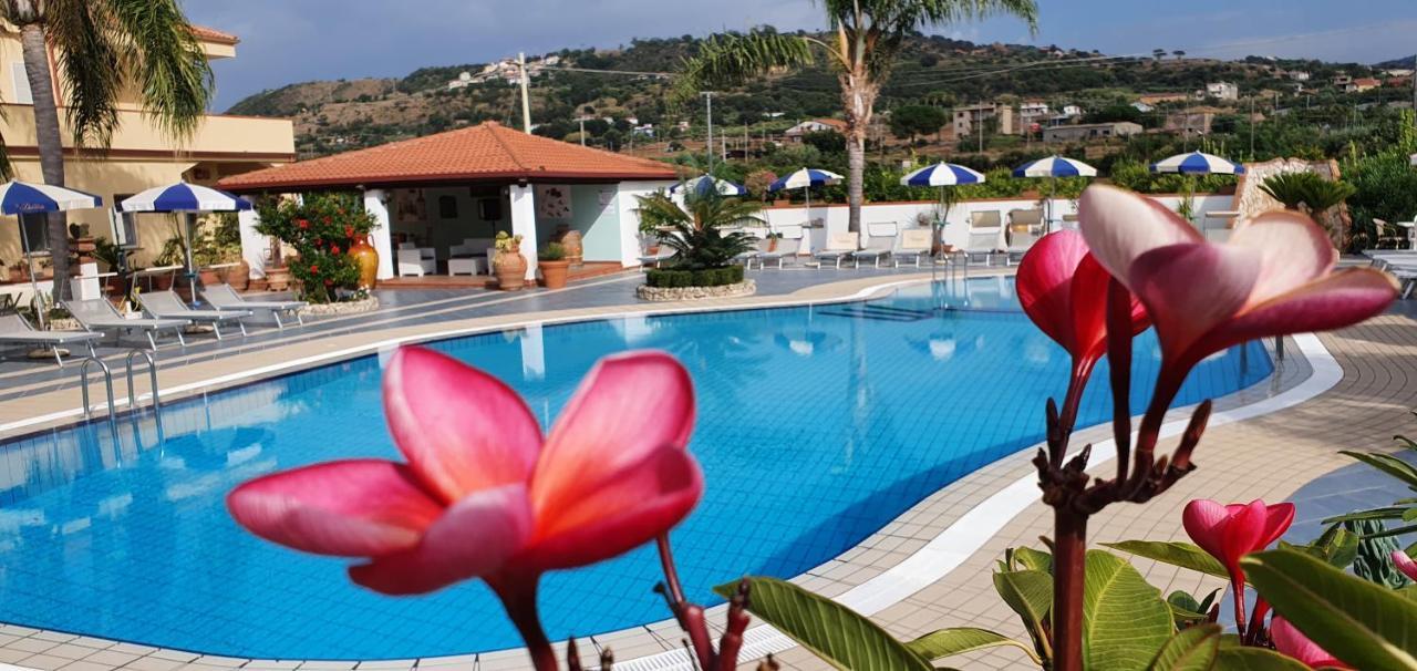 Hotel Damanse Санта-Доменика Экстерьер фото