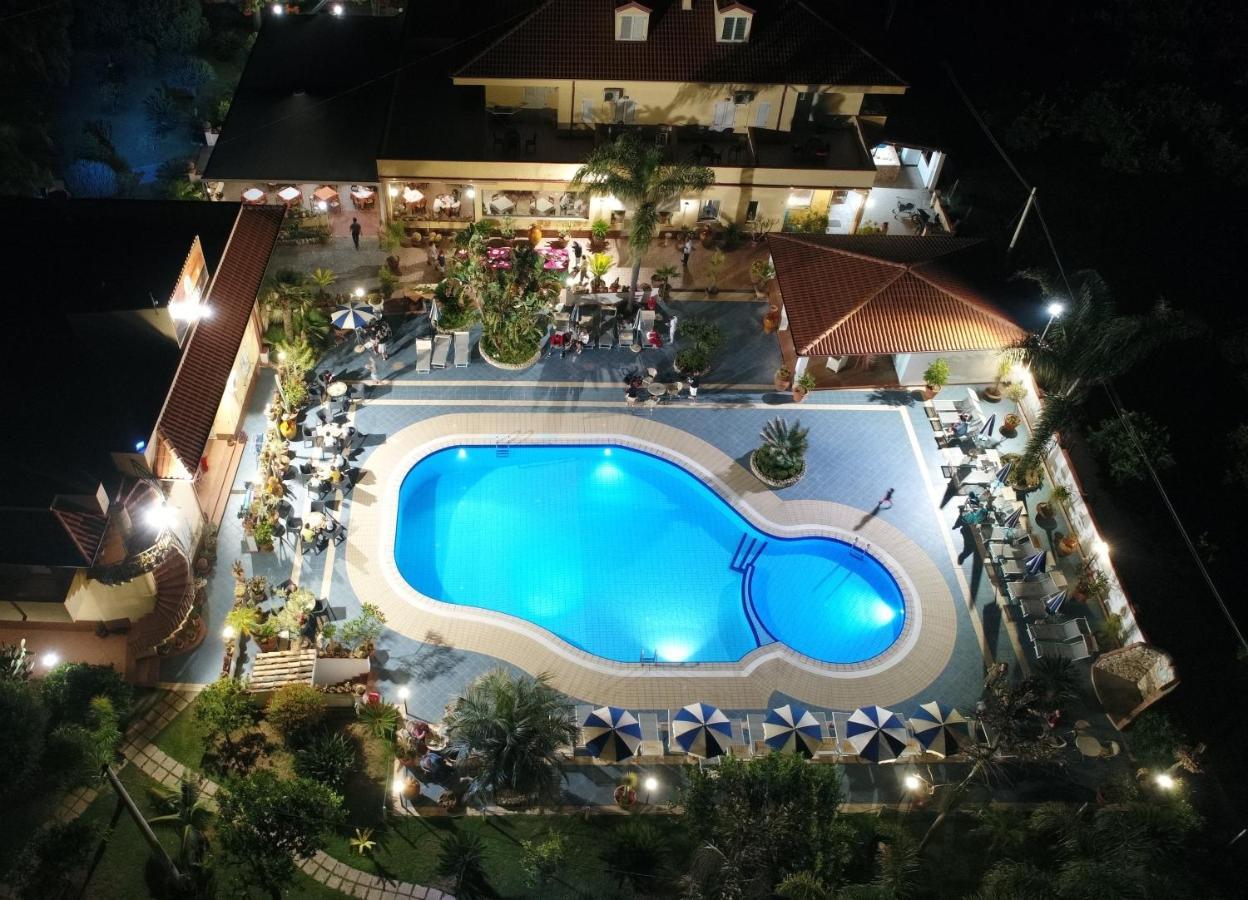 Hotel Damanse Санта-Доменика Экстерьер фото