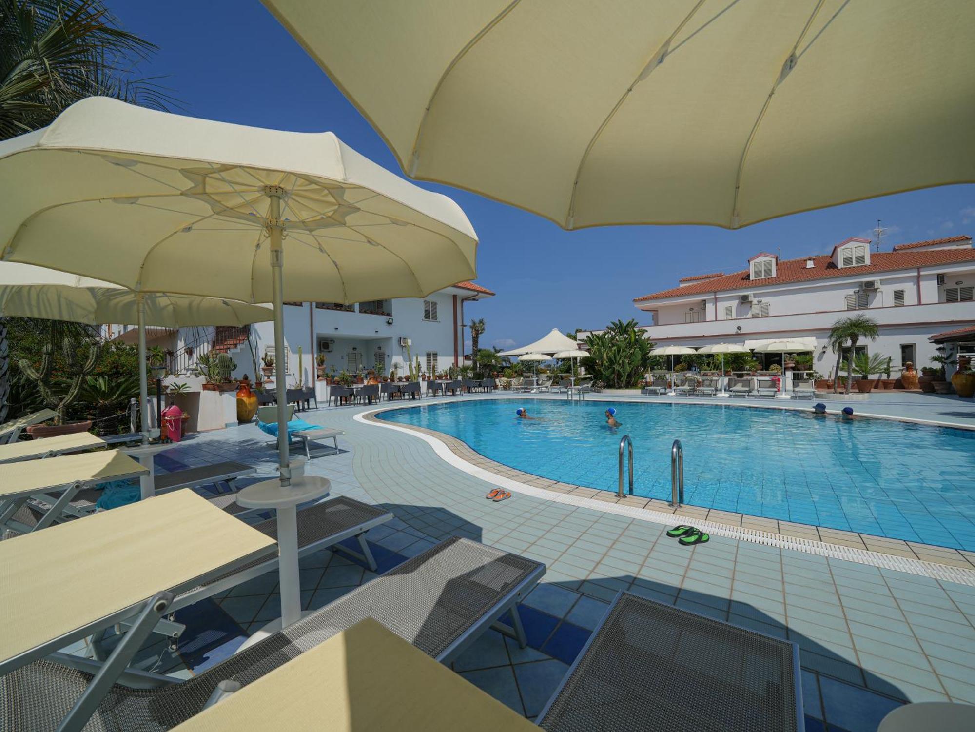 Hotel Damanse Санта-Доменика Экстерьер фото