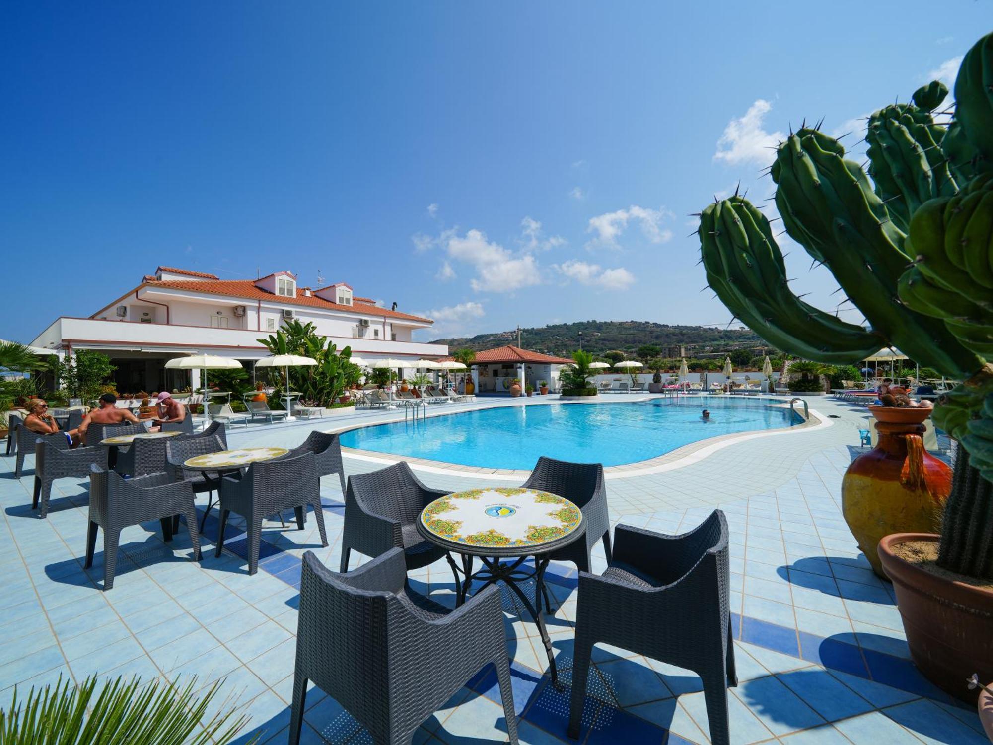 Hotel Damanse Санта-Доменика Экстерьер фото