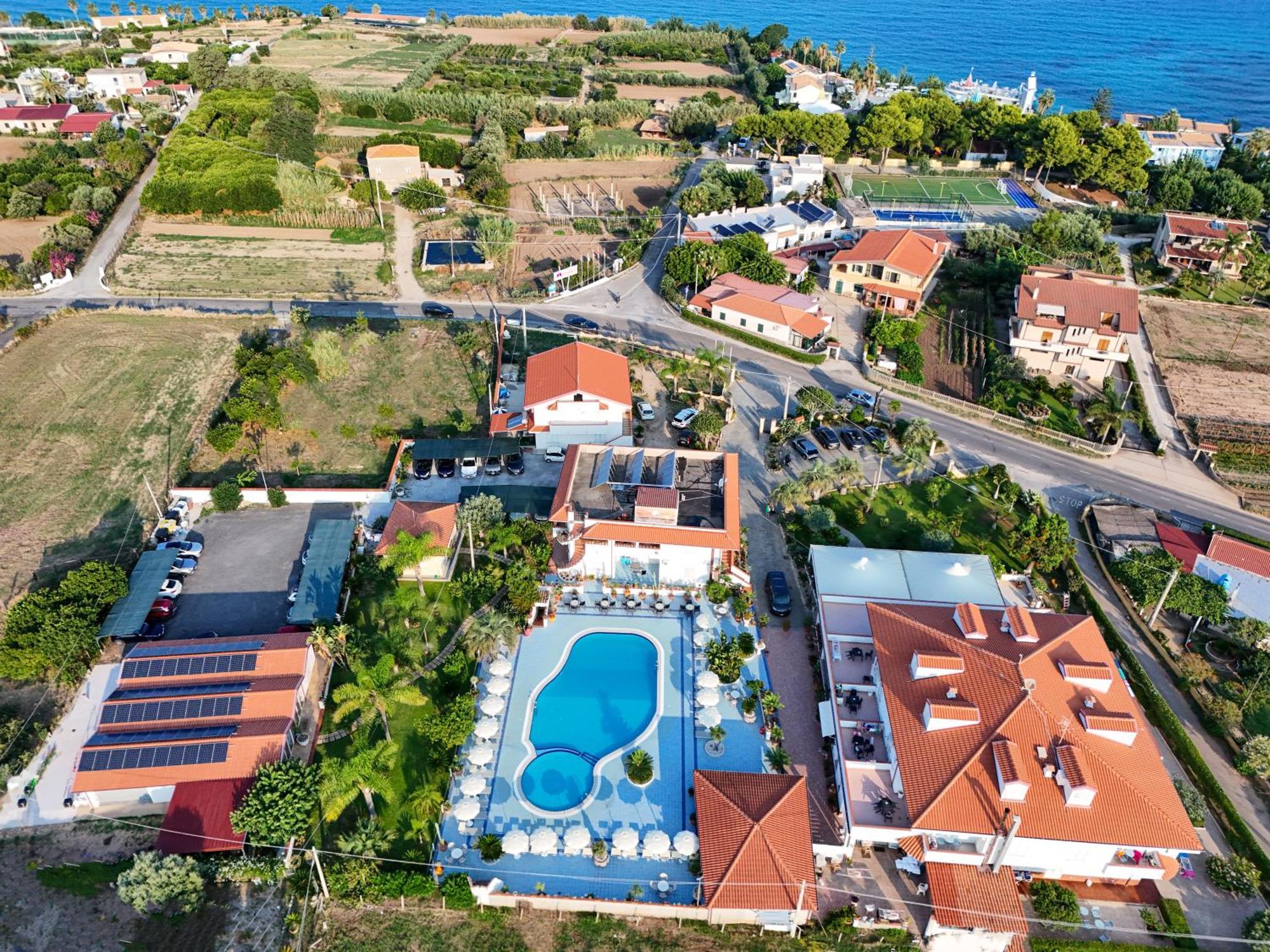 Hotel Damanse Санта-Доменика Экстерьер фото