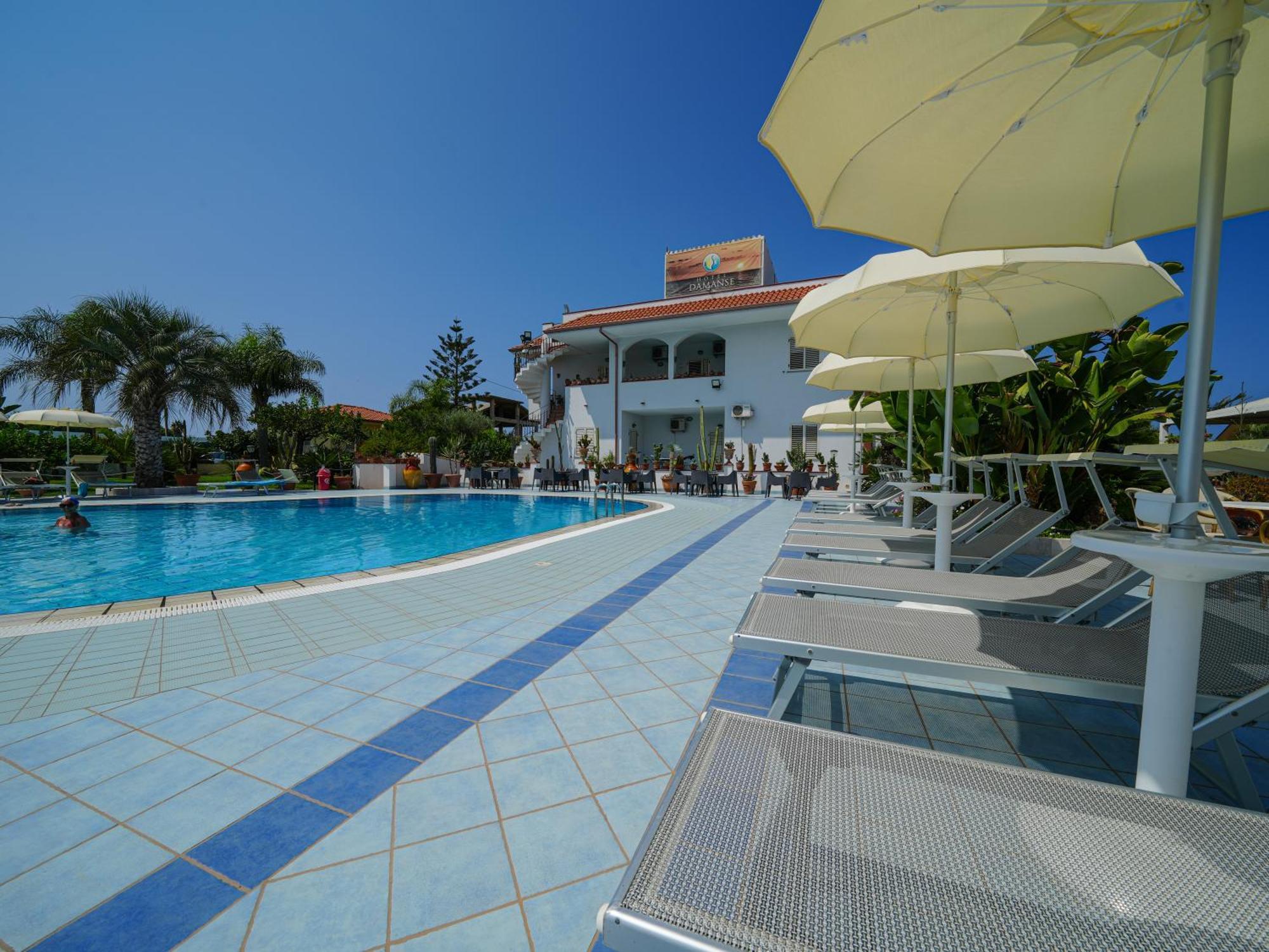 Hotel Damanse Санта-Доменика Экстерьер фото